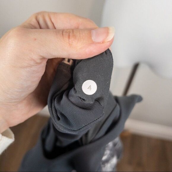 Lululemon Womens Size 4 Scoop Neck Tank Inky Manifesto India Gray Rare Yoga - Picture 7 of 7